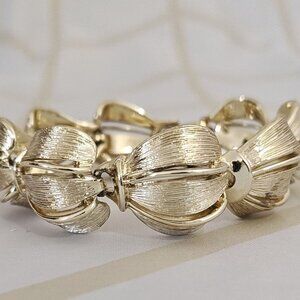 Vintage 1960s Lisner Gold Tone Puffed Link Bracelet, Textured & Polished 7 5/8"